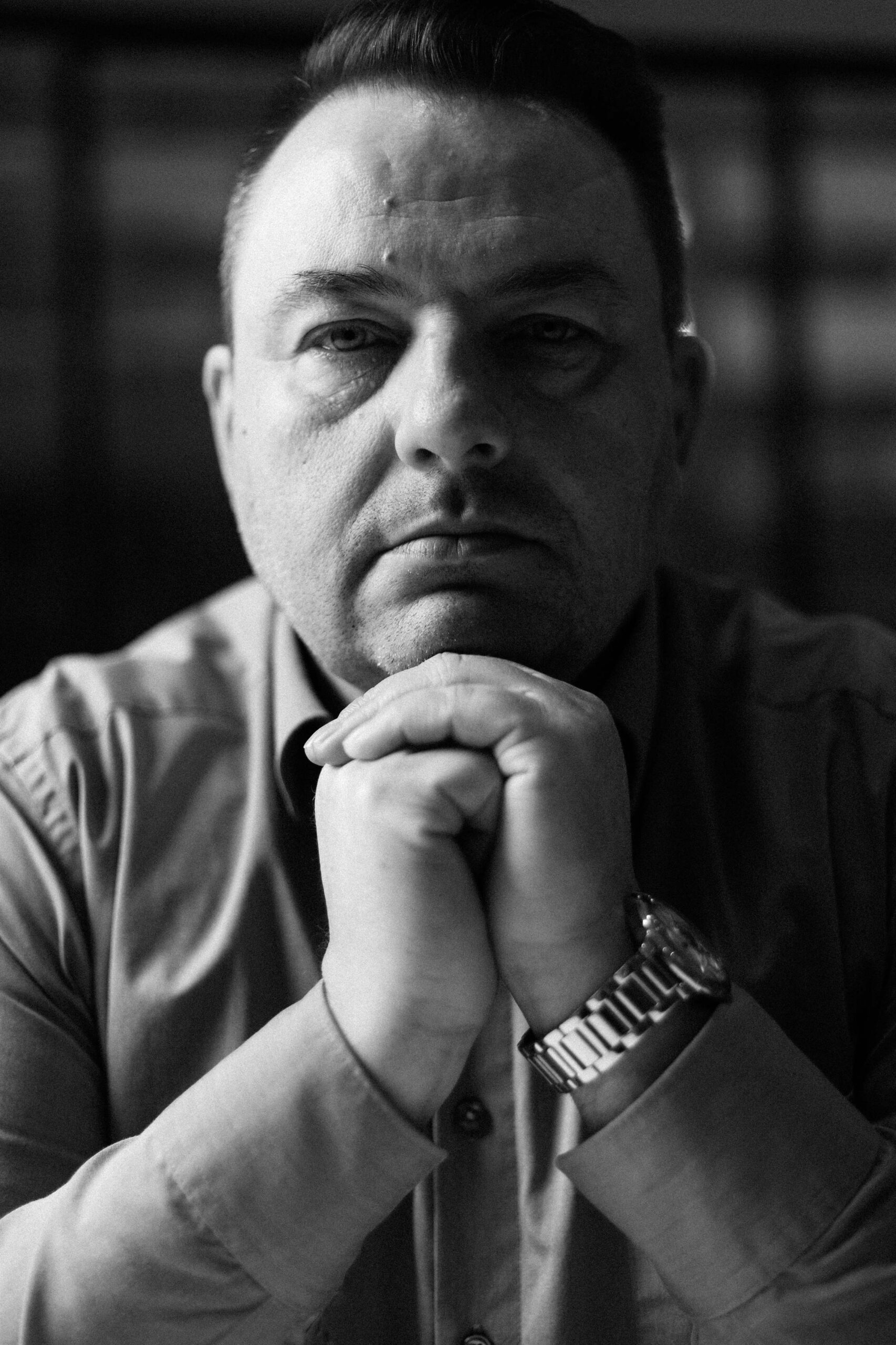 Pepan Mencl při zamyšlení nad podnikatelským problémem