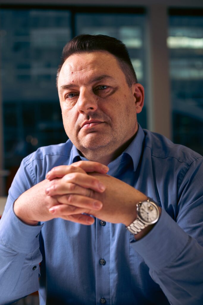 Pepan Mencl při rozhovoru nad podnikatelským problémem